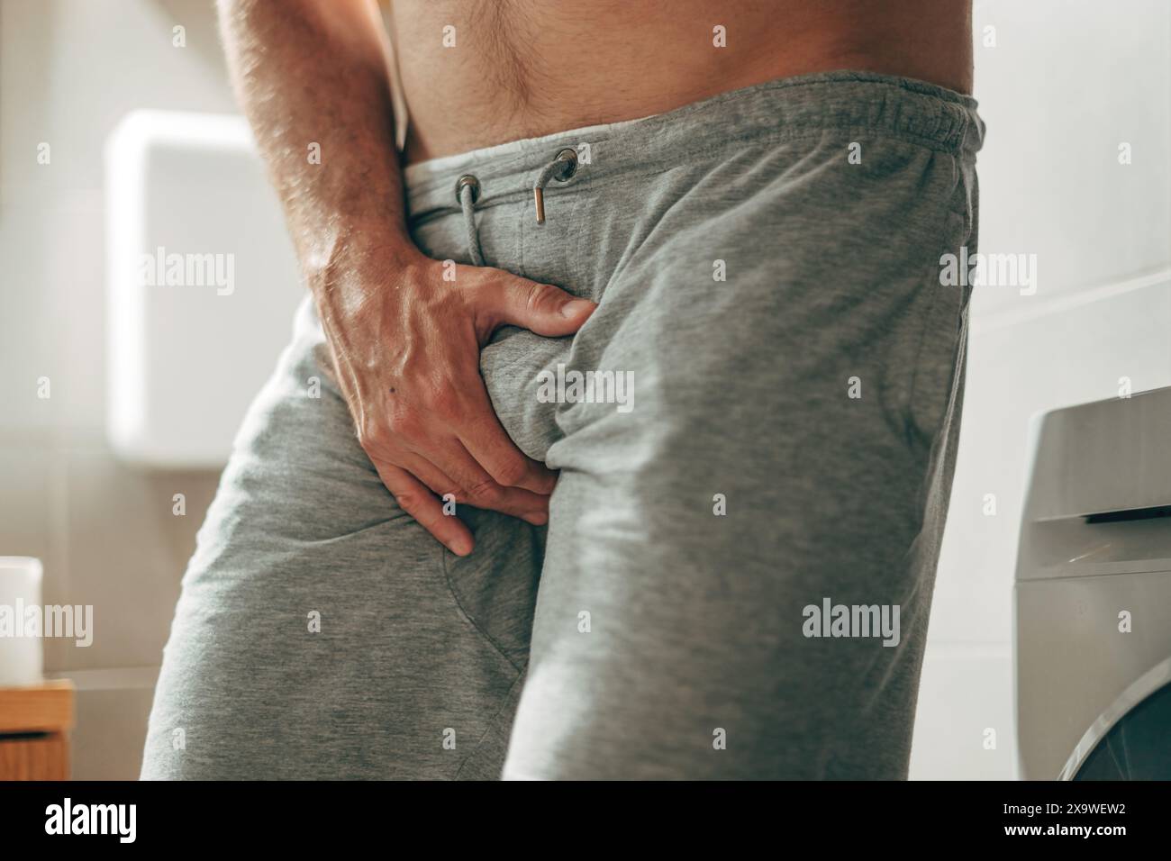 Concept d'infection des voies urinaires, homme avec une condition médicale douloureuse, foyer sélectif Banque D'Images