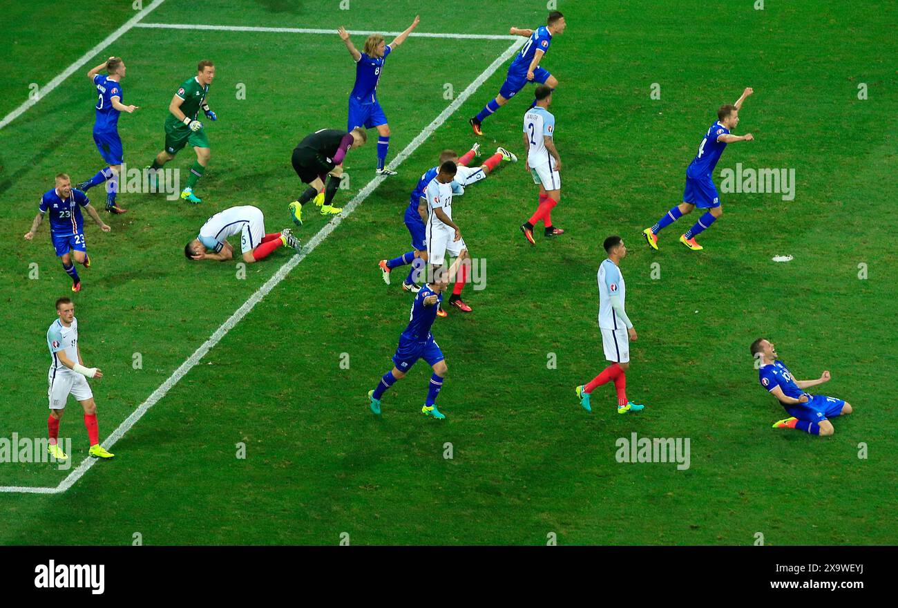 Photo du dossier datée du 27-06-2016 des joueurs islandais fêtent après le coup de sifflet final. Ces performances ont placé la sortie humiliante de l'Euro 2016 en Islande, et les perturbations qui ont suivi, dans le rétroviseur, tout en rendant la défaite face aux détenteurs de la Coupe du monde en France il y a 18 mois encore plus difficile à avaler. Date d'émission : lundi 3 juin 2024. Banque D'Images