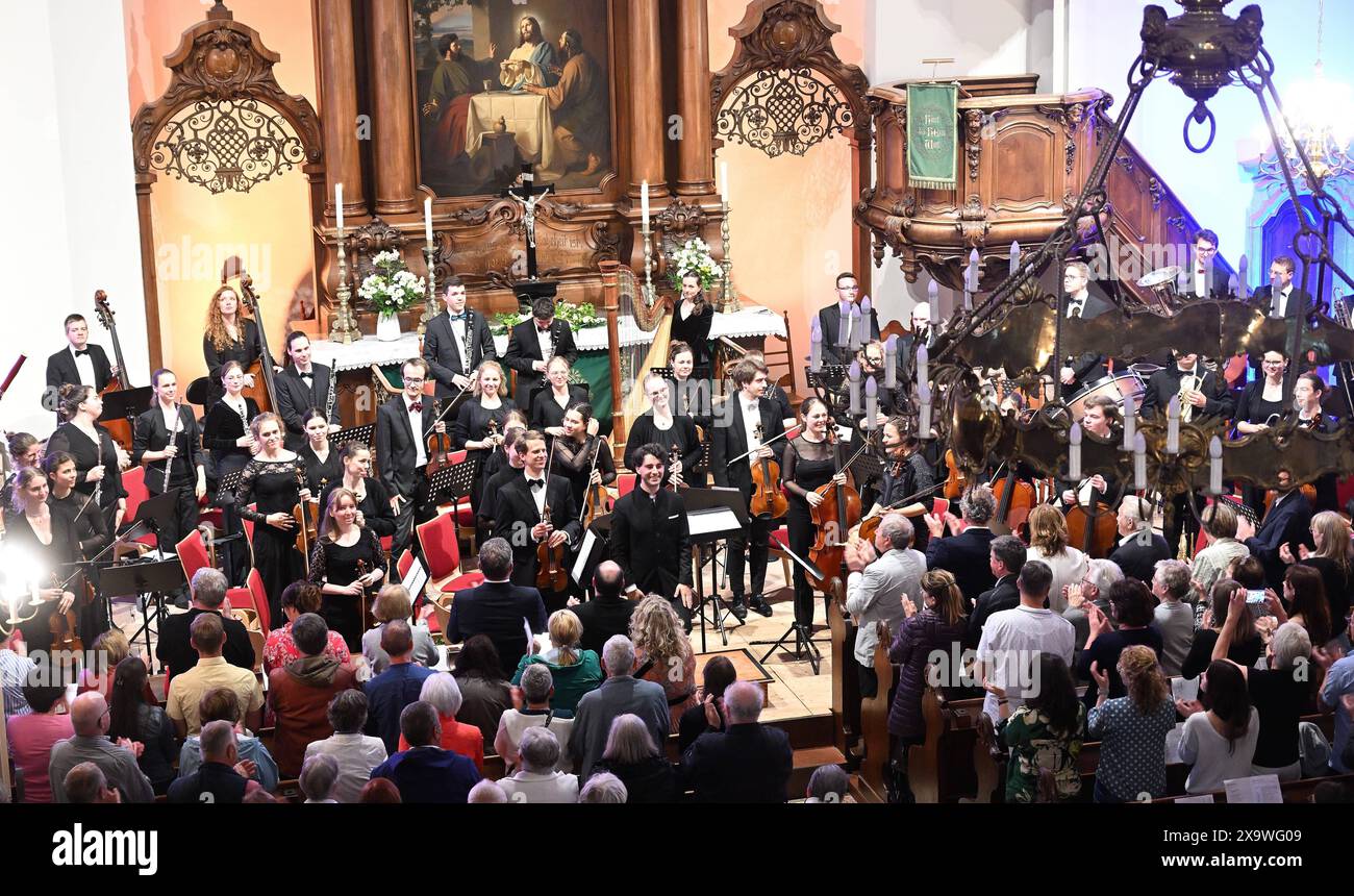 DATE D'ENREGISTREMENT NON INDIQUÉE Augustusburger Musiksommer gestartet Augustusburg - Kleine Stadt mit Großer Musik. Mit zwei Eröffnungskonzerten startete am Wochenende der Augustusburger Musiksommer in die saison 2024. DAS Programm unter der Leitung des Jungen Kirchenmusikers Pascal Kaufmann umfasste Werke von Jean Sibelius und Edvard Grieg, darunter die berühmte Morgenstimmung und verschiedene Tänze aus Griegs Peer Gynt Suiten. Die Junge Philharmonie Augustusburg Hat sich zum Ziel gesetzt, große sinfonische Musik im kleinen Ort erlebbar zu machen. DAS Orchester wurde im novembre 2019 gegründet und vere Banque D'Images