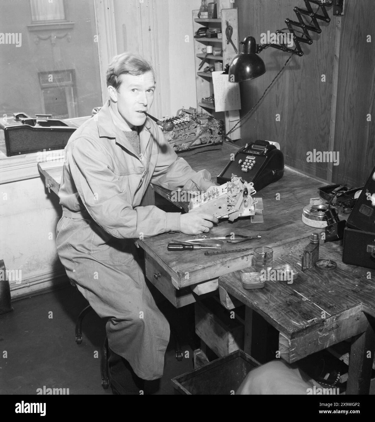 Current 25/26-1946: Les saboteurs. Actuellement, les saboteurs de l'époque de la guerre qui sont maintenant en travail pacifique sont en visite. Ici Kolbein Lauring, qui était l'un des associés les plus proches de Max Manus, et qui est toujours, en tant que contremaître dans la firme Clausen & Manus, spécialiste des machines de bureau. Lauring et Manus ont été arrêtés pour travail illégal en 1941. Manus s'échappe, tandis que Lauring reste en fonction jusqu'en octobre 1943. Deux jours après sa libération, Manus « sauta » dans Østmarka, et ils y étaient à nouveau. Lauring répare des canons et aide à construire des torpilles pour saboter les navires. Maintenant Lauring rep Banque D'Images