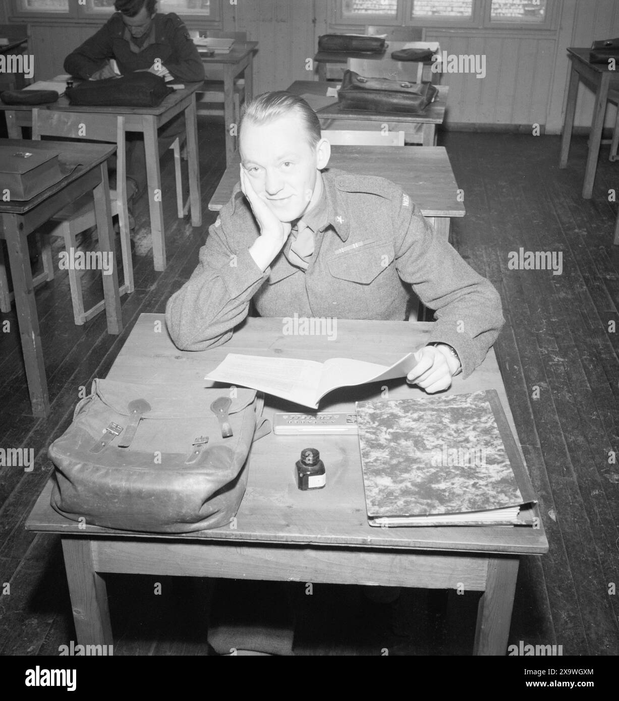 Current 25/26-1946: Les saboteurs. Actuellement, les saboteurs de l'époque de la guerre qui sont maintenant en travail pacifique sont en visite. Ici, Torstein Pettersen de Dverberg, qui a servi comme officier dans le service de renseignement du haut commandement des forces armées. L'un de ses nombreux exploits était que pendant neuf mois, il a marché autour d'Alta comme berger, tout en transportant un émetteur à ondes courtes. Pettersen sera diplômé de l'Académie militaire norvégienne au printemps et continuera dans l'armée. "La transition de la guerre à la paix s'est bien passée", croit-il. Photo : aktuell / NTB ***la photo n'est pas une image Banque D'Images