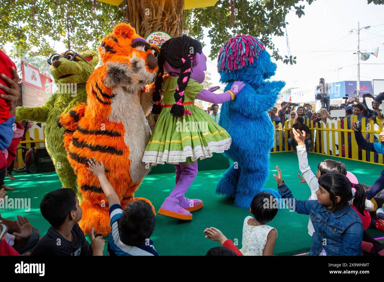 Des centaines d'enfants acclamés ont joué avec Halum, Ikri, Tuktuki et Shiku, personnages de la populaire série télévisée Sisimpur, et ont acheté leurs livres préférés A. Banque D'Images