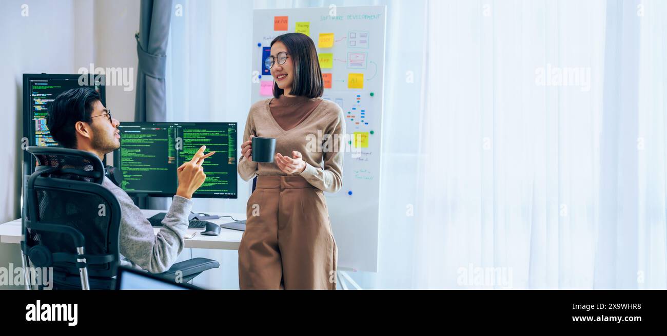 Deux développeurs de logiciels s'engagent dans une discussion à l'heure de la pause café dans un bureau moderne, Relax Emotion Banque D'Images