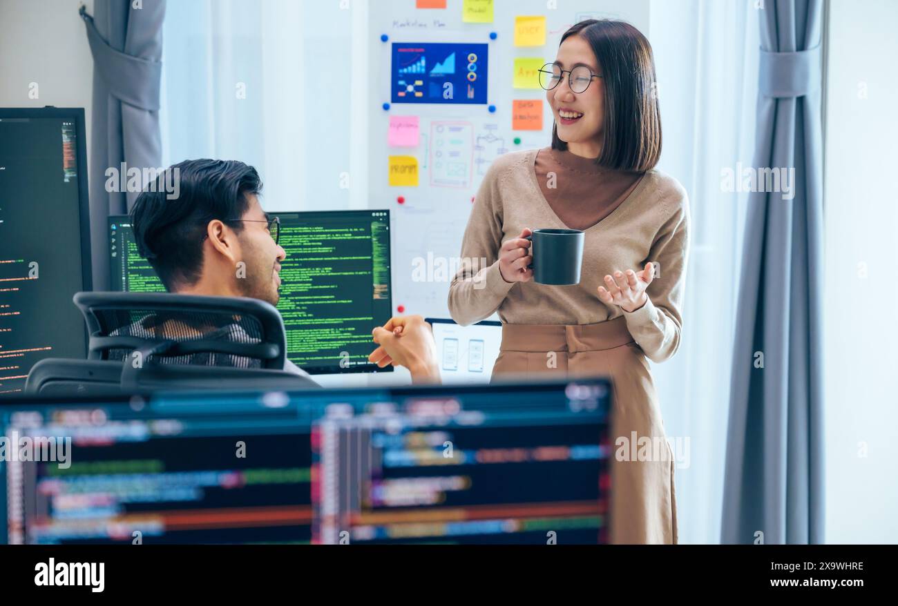 Deux développeurs de logiciels s'engagent dans une discussion à l'heure de la pause café dans un bureau moderne, Relax Emotion Banque D'Images