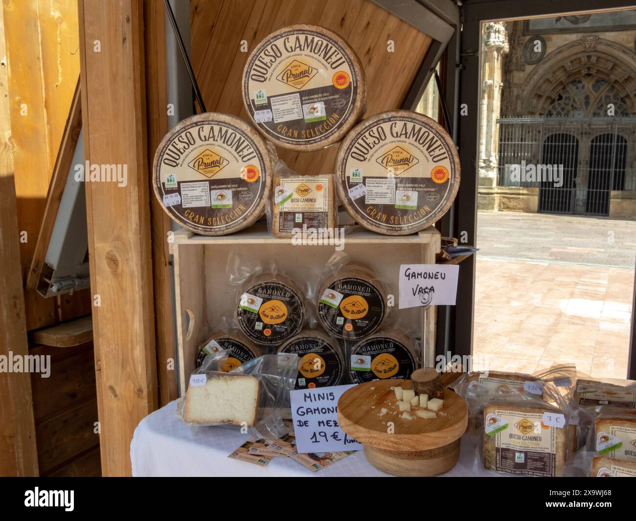 OVIEDO, ESPAGNE - 10 MAI 2024 : Gamoneu ou Gamonedo fromage à base de lait de vache lors de la Foire de l'Ascension à Oviedo, Asturies, Espagne Banque D'Images