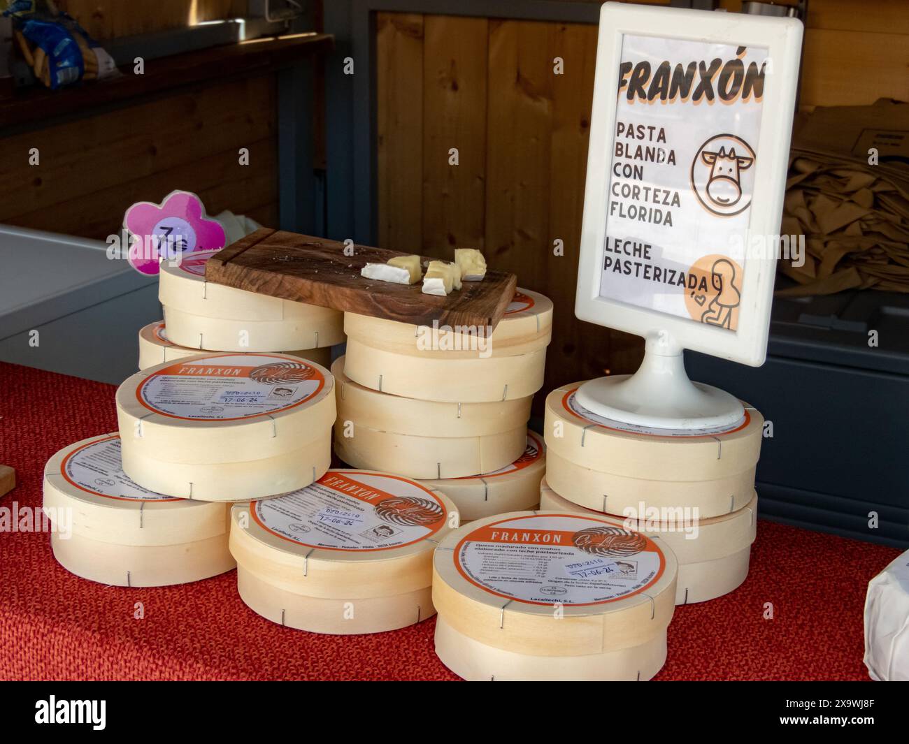 OVIEDO, ESPAGNE - 10 MAI 2024 : fromage à pâte molle Franxon sous une croûte de moisissure blanche sur la Foire du jour de l'Ascension à Oviedo, Asturies, Espagne. Banque D'Images