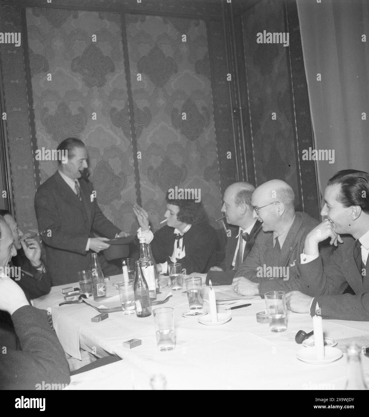Current 1946 : numéro de Noël 1945, Visens Venner. Rencontre avec les amis de la sagesse. Il est plus difficile pour une personne de devenir membre d'amis de sagesse que pour une âme douce. Pour monter sur le Frognertrikken pendant les heures de pointe. Il y a un vote écrit et secret sur l'admission d'un nouveau membre. Mauritz-Hansen reçoit le vote de Mme Folkestad, et devant son avocat Tvedt, le procureur Brinchmann et Jens Gunderssen, attendant de mettre leur bulletin de vote dans l'un des chapeaux d'artiste spacieux du groupe de peintres et d'architectes, qui servent d'urnes. Photo : th. Skotaam / Aktuell / NTB Banque D'Images