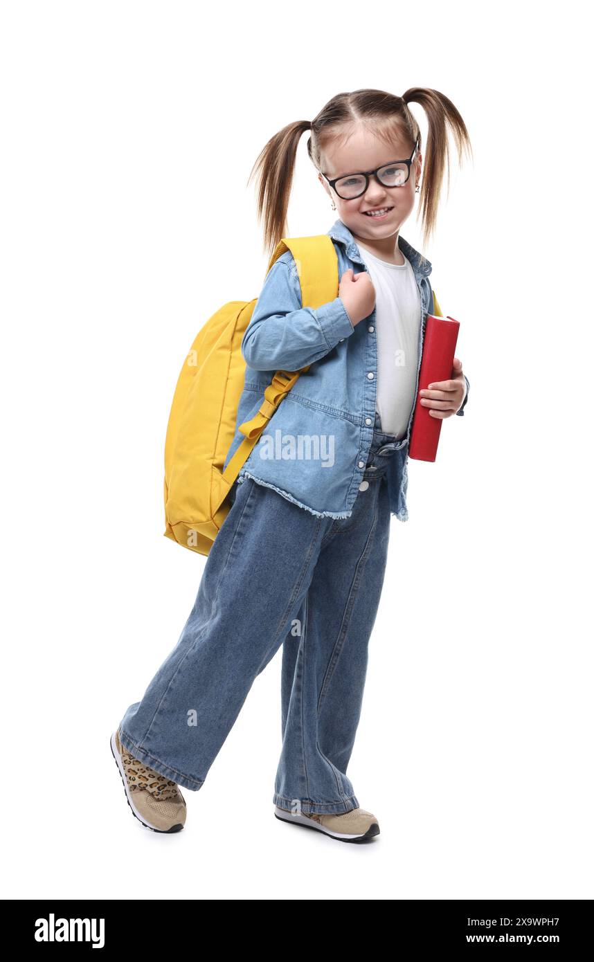 Petite fille mignonne dans des lunettes avec livre et sac à dos sur fond blanc Banque D'Images