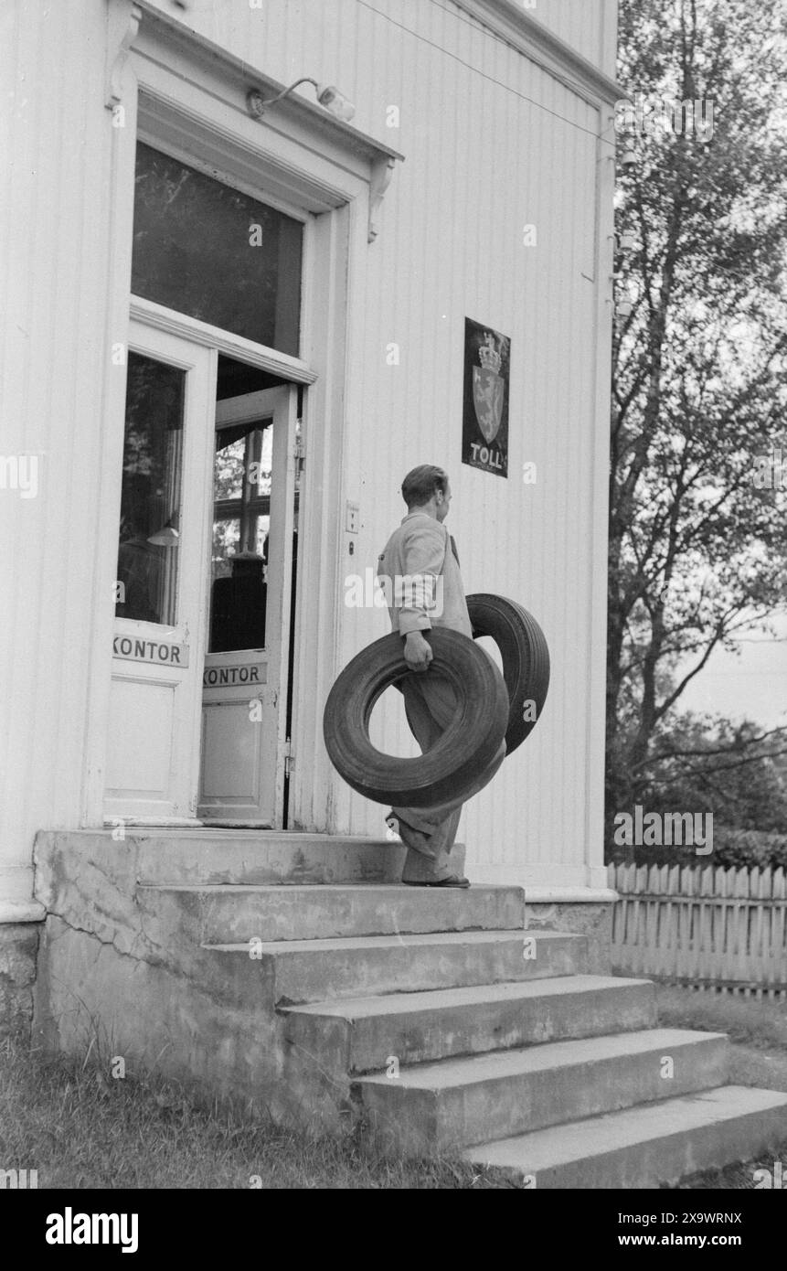 Current 1946 : contrebande à la frontière. Douaniers et criminels à la frontière suédoise. Un mélange ombragé de caoutchouc de voiture, de «carvi», de farine de blé et de paquets cadeaux suit le flux des gens vers la Suède. Homme avec deux pneus de voiture devant le bureau des douanes. Photo : aktuell / NTB ***la photo n'est pas traitée*** Banque D'Images