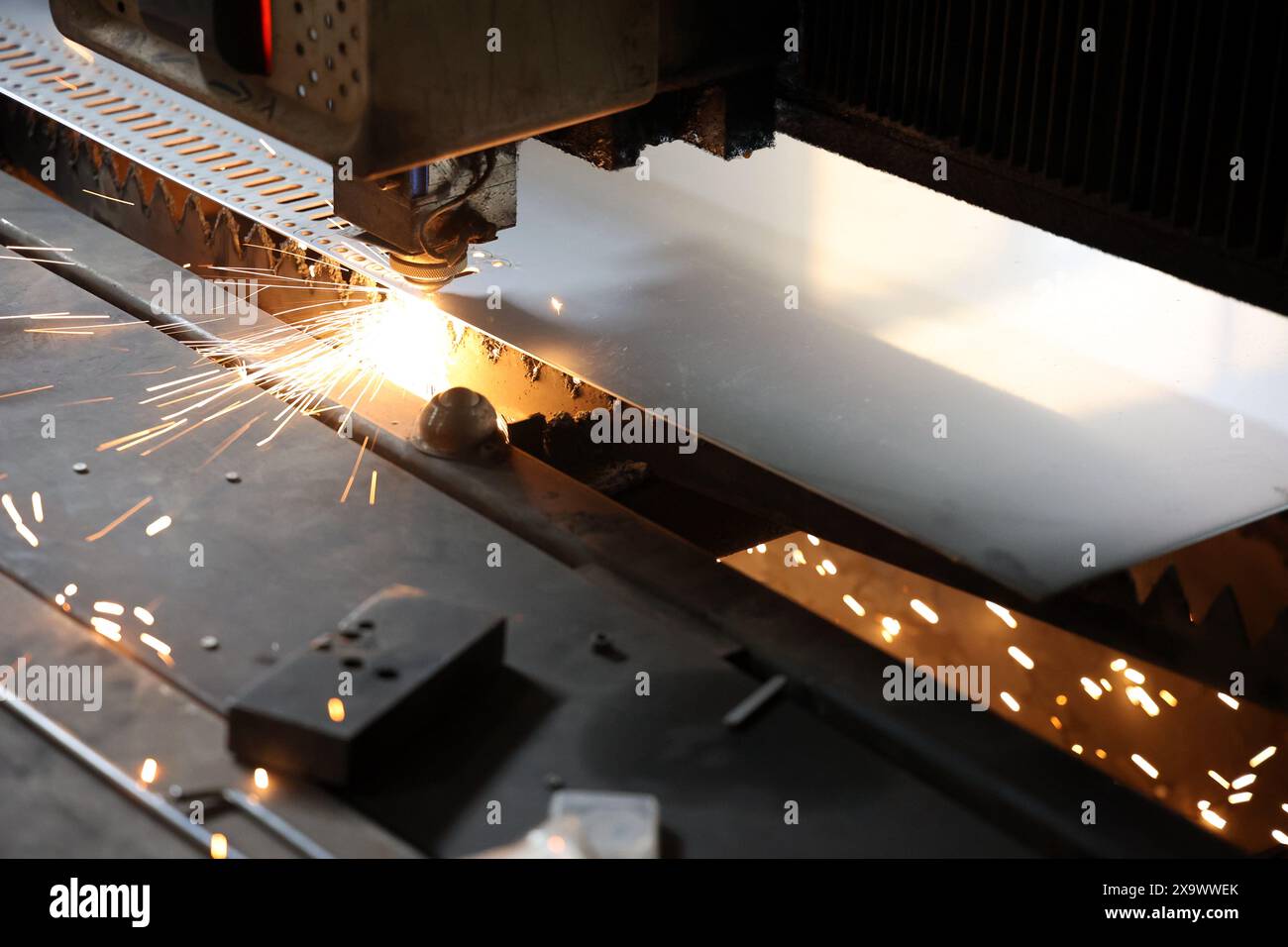 BINZHOU, CHINE - 3 JUIN 2024 - machines et équipements produisent des produits destinés à l'exportation dans un atelier d'un fabricant de gréements en acier inoxydable à Binzhou Banque D'Images