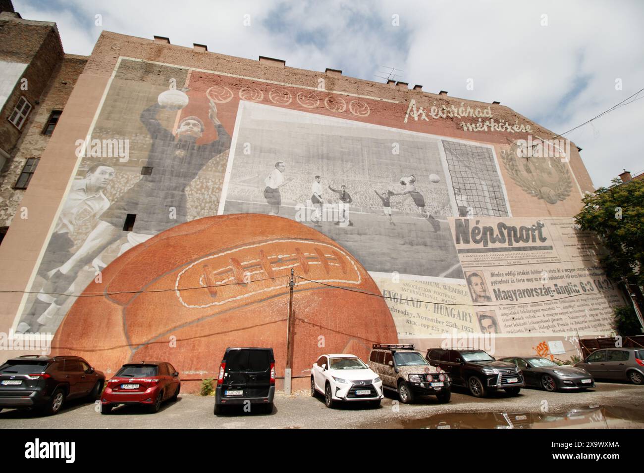 Une murale intitulée « 6:3 » représente la victoire de l’Aranycsapat (« Golden Team ») sur l’Angleterre à Wembley en novembre 1953. Le “match du siècle” a été la première défaite à domicile pour l’Angleterre de tout côté continental, et a été à bien des égards un tournant pour le football anglais, tactiquement, en particulier lorsque dans un match de retour à Budapest six mois plus tard, l'équipe d'Or a envoyé une équipe d'Angleterre avec Billy Wright et Tom Finney 7-1 devant environ 100 000 personnes. Banque D'Images