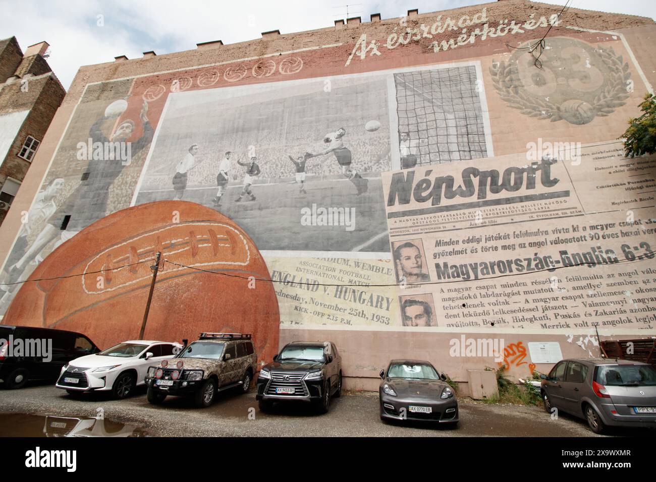 Une murale intitulée « 6:3 » représente la victoire de l’Aranycsapat (« Golden Team ») sur l’Angleterre à Wembley en novembre 1953. Le “match du siècle” a été la première défaite à domicile pour l’Angleterre de tout côté continental, et a été à bien des égards un tournant pour le football anglais, tactiquement, en particulier lorsque dans un match de retour à Budapest six mois plus tard, l'équipe d'Or a envoyé une équipe d'Angleterre avec Billy Wright et Tom Finney 7-1 devant environ 100 000 personnes. Banque D'Images