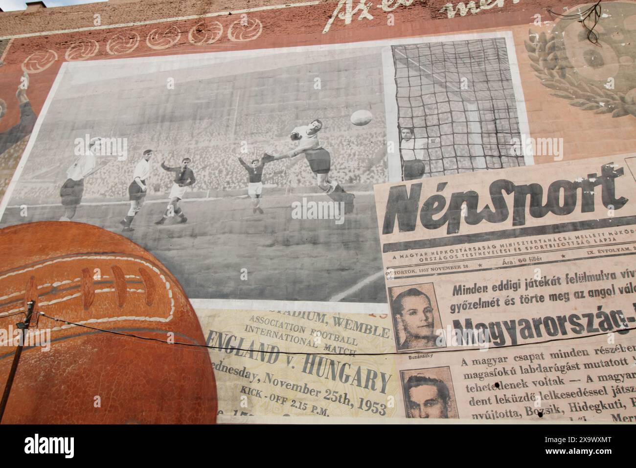 Une murale intitulée « 6:3 » représente la victoire de l’Aranycsapat (« Golden Team ») sur l’Angleterre à Wembley en novembre 1953. Le “match du siècle” a été la première défaite à domicile pour l’Angleterre de tout côté continental, et a été à bien des égards un tournant pour le football anglais, tactiquement, en particulier lorsque dans un match de retour à Budapest six mois plus tard, l'équipe d'Or a envoyé une équipe d'Angleterre avec Billy Wright et Tom Finney 7-1 devant environ 100 000 personnes. Banque D'Images