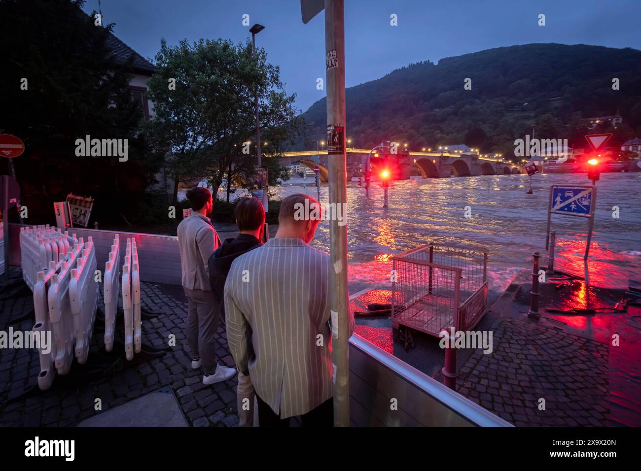 Die Alte Bruecke in Heidelberg, Darunter der Neckar in Hochwasserlage mit Pegelstand von 4,60 Meter Foto vom 02.06.2024. Die Hochwasserlage spitzt sich in einigen Gebieten Baden-Wuerttembergs und Bayerns zu. Menschen in den Flutgebieten in Baden-Wuerttemberg und Bayern Mussten in Sicherheit gebracht werden, Daemme hielten teils nicht stand. USAGE ÉDITORIAL SEULEMENT *** le vieux pont à Heidelberg, y compris le Neckar en situation d'inondation avec un niveau d'eau de 4 60 mètres photo du 02 06 2024 la situation d'inondation s'aggrave dans certaines zones du Bade Wuerttemberg et Bavière personnes dans les inondations sont Banque D'Images