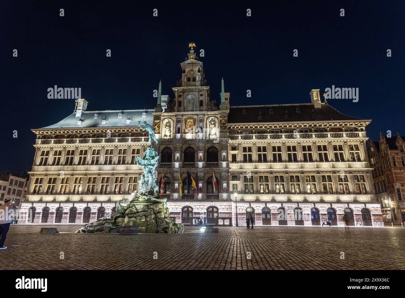 La mairie et la fontaine de Brabo à Grote Markt, Anvers, Flandre, Belgique Banque D'Images