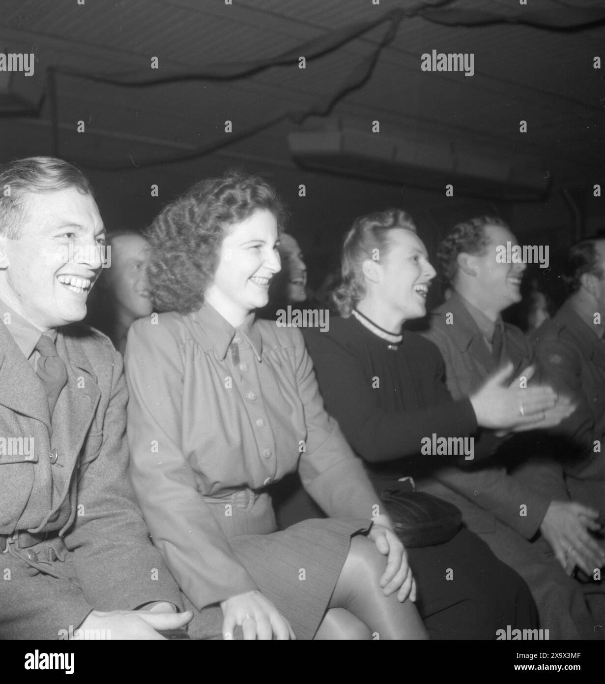 Effectif 12- 1945 : la compagnie de garde est en fête. Le spectacle de cabaret semble vraiment joyeux. Ici, nous avons Willy Olsen et sa femme qui ont un petit à 8 mois à la maison. Olsen a accueilli un employé dans une entreprise pendant 13 ans, mais ne reçoit aucun salaire pendant la période de service militaire. L'autre couple, Kåre Ihle et sa femme, sont de jeunes mariés. Photo : th. Skotaam / Aktuell / NTB ***la photo n'est pas traitée*** Banque D'Images