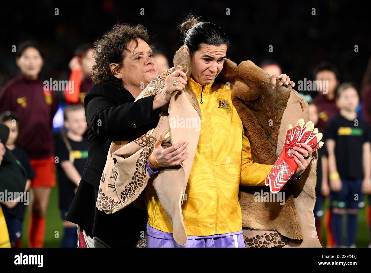Sydney, Australie. 03 juin 2024. Lydia Williams, des Matildas, reçoit un manteau indigène de la grande joueuse australienne Evonne Goolagong Cawley lors d'une présentation pour sa dernière apparition internationale, avant le match de football amical international entre les Matildas australiens et les Pr Women de Chine au stade Accor de Sydney, le lundi 3 juin 2024. (AAP image/Dan Himbrechts) PAS D'ARCHIVAGE, USAGE ÉDITORIAL UNIQUEMENT crédit : Australian Associated Press/Alamy Live News Banque D'Images