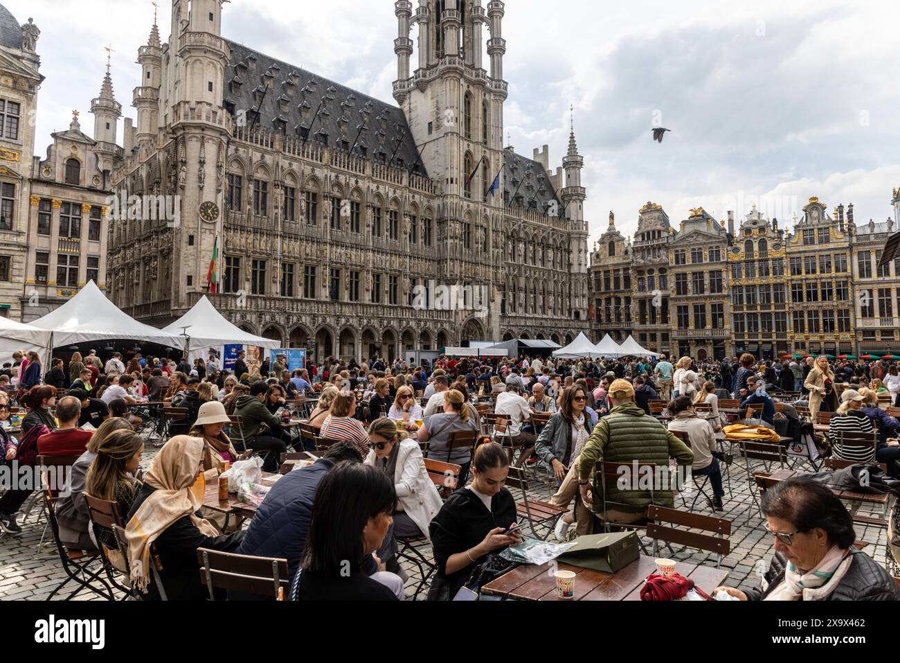 Les foules apprécient le festival de jazz sur la Grand place, ou Grote Markt, à Bruxelles, la capitale belge Banque D'Images