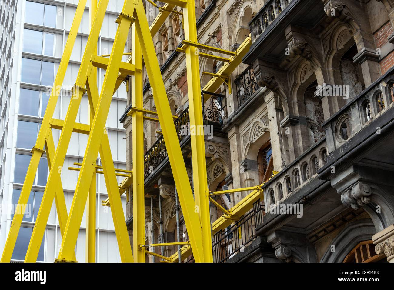 Bâtiments soutenus par contreventement en acier sur la place de Brouckère à Bruxelles, la capitale belge Banque D'Images