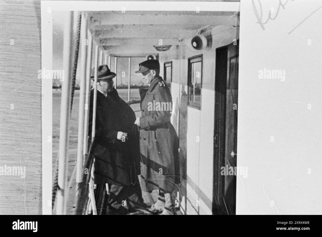 Aktuell 03- 1946 : den første generalsekretær pour de forente nasjoner (FN), Trygve lie. Gutten fra Aker son skal jevne veien til varig fred. Bildene i denne reportasjen er delvis hentet fra Trygve Lies album privé. Son Trygve lie sammen Med general Ruge på fjordbåten utenfor Tromsø i Norge-krigens siste fase. Foto : Privat / Aktuell / NTB *** Foto er ikke bildebehandlet *** le texte de cette image est traduit automatiquement Banque D'Images