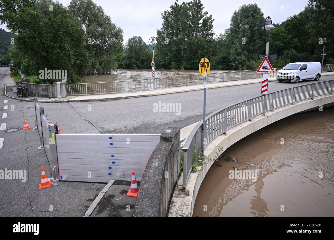 Rottenburg Kreis Tuebingen 03.06.2024 Zum Teil sind an der Neckarbruecke / Wachendorfer Strasse in Bieringen die Hochwasserschutzwaende schon aufgebaut. *** Rottenburg District de Tuebingen 03 06 2024 les murs de protection contre les inondations sur le pont Wachendorfer Strasse sur le Neckar à Bieringen ont déjà été partiellement érigés Banque D'Images