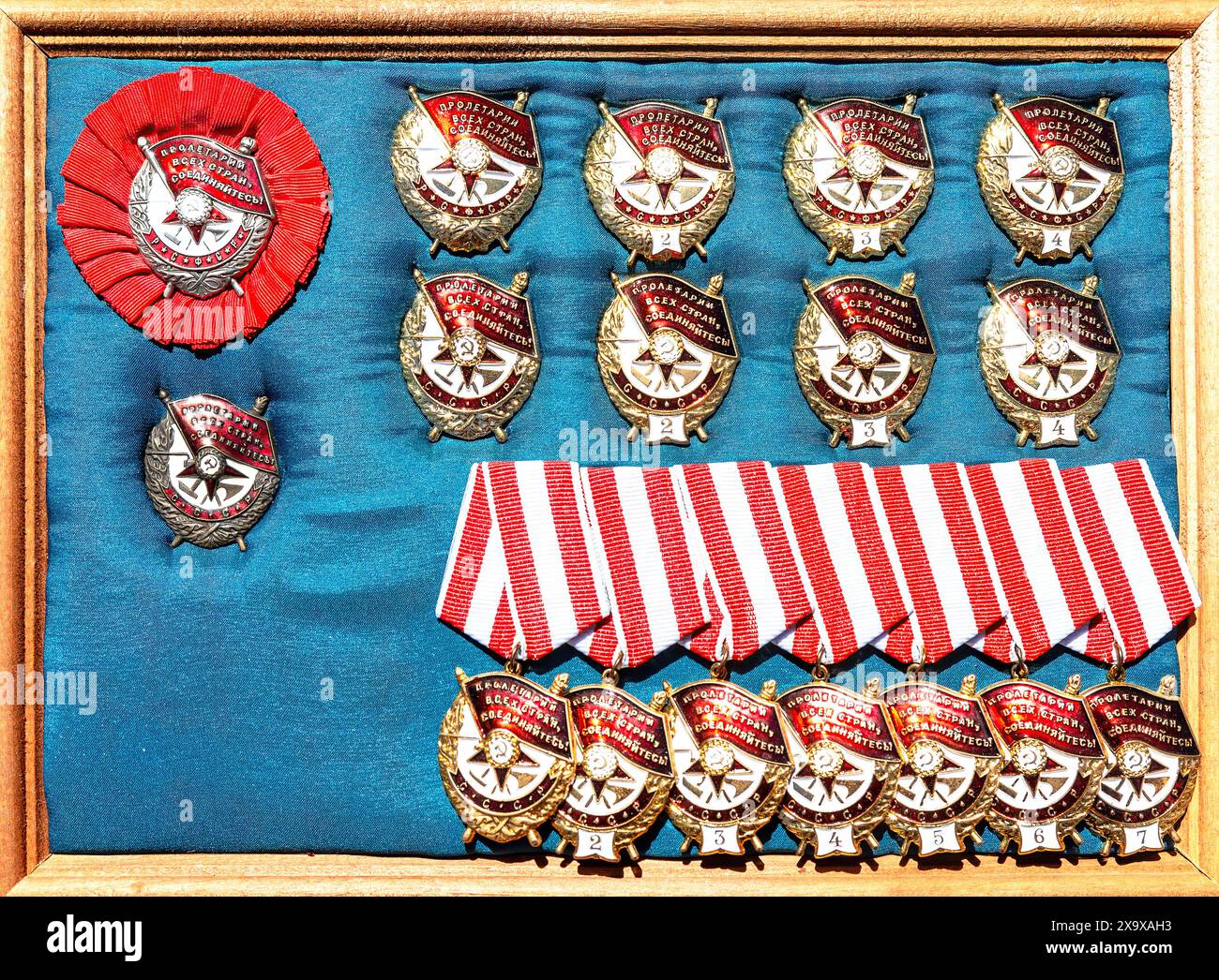 Commandes vintage de la bannière rouge avec l'inscription 'prolétariens de tous les pays, unissez-vous' et 'URSS'. Prix militaire soviétique. Fondée en 1918 Banque D'Images