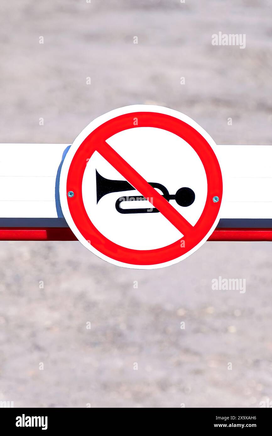 Les signaux sonores sont interdits, interdiction de klaxonner. Aucun son fort. Panneau routier, gros plan Banque D'Images
