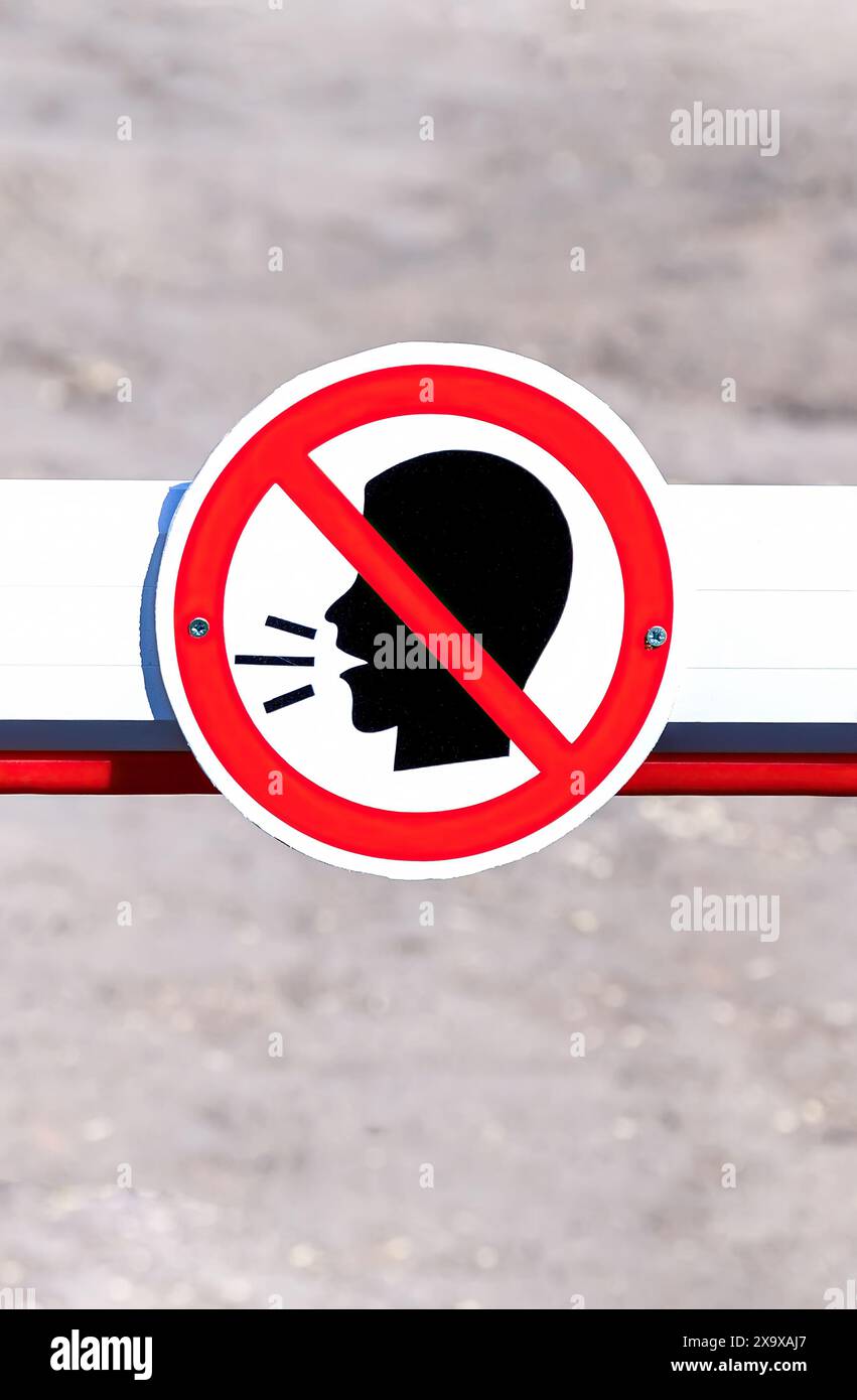 Les signaux sonores sont interdits. Panneau de signalisation routière. Ne criez pas, ne criez pas, arrêtez de crier de parler Banque D'Images