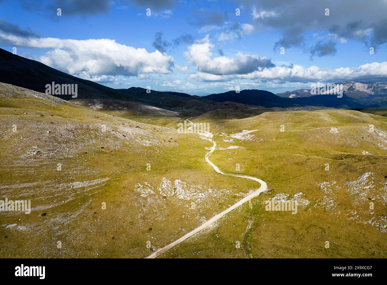 Vue spectaculaire sur un plateau de Bjelasnica, route de gravier au village traditionnel de Lukomir, entouré de paysages spectaculaires, la Bosnie et l'Hercegovine Banque D'Images