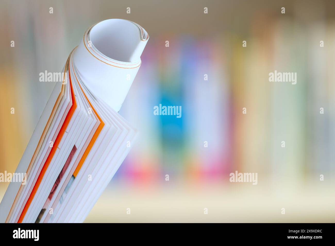 Roulé vers le haut magazine, journal, information, éducation, presse, journalisme concept.fond de bibliothèque flou, espace de copie Banque D'Images