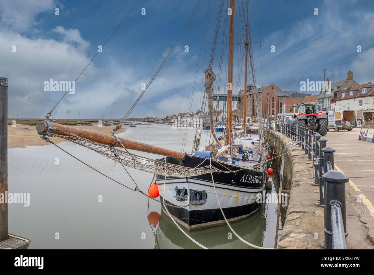 Le voilier Albatros dans le port de Wells à côté de la mer à Norfolk. Banque D'Images