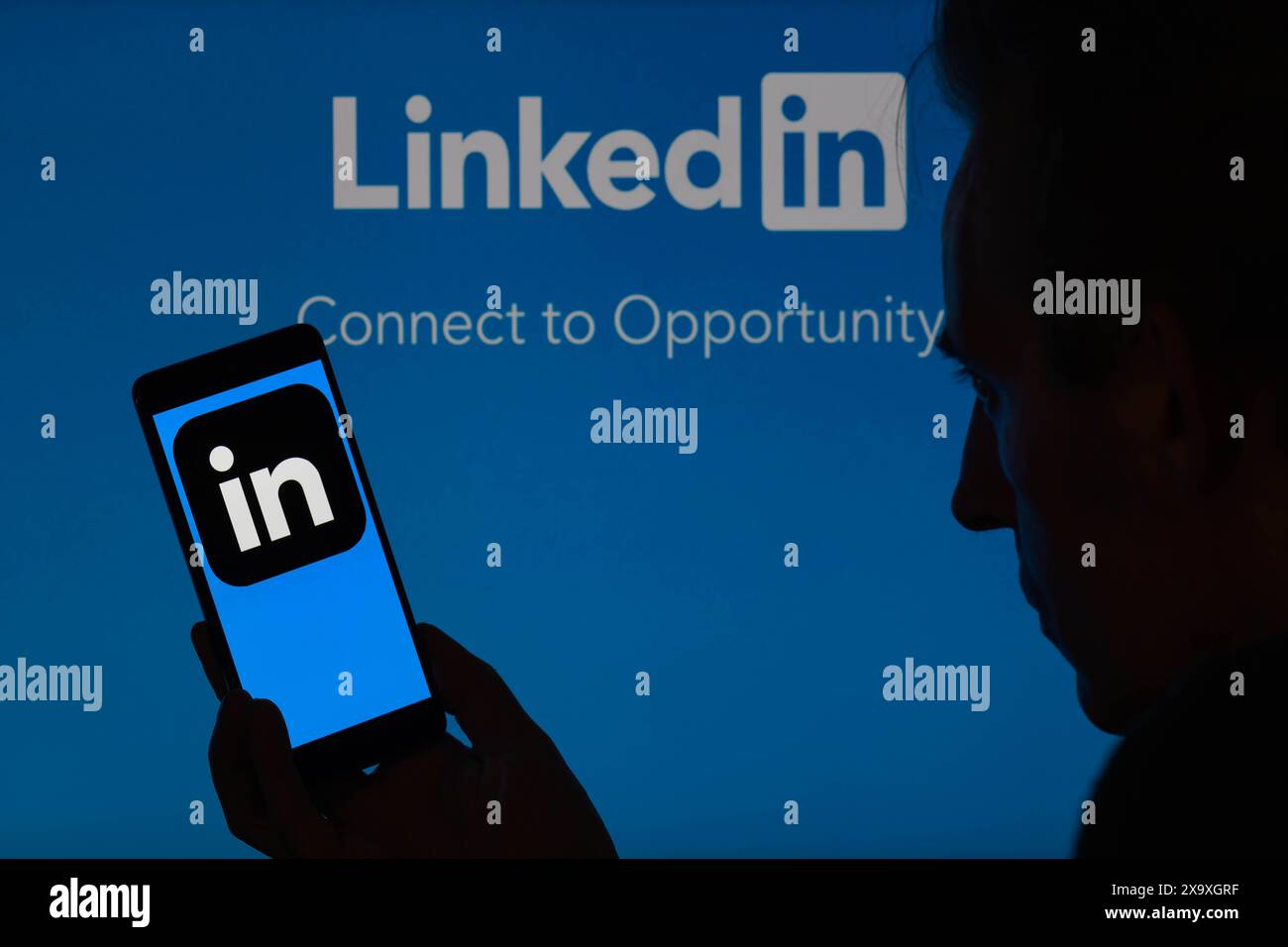 Bruxelles, Belgique. 03 juin 2024. Le logo LinkedIn est affiché sur un smartphone avec LinkedIn visible à l'écran en arrière-plan, dans cette illustration photo. Prise à Bruxelles, Belgique. Le 3 juin 2024. (Jonathan Raa/Sipa USA) *** strictement à des fins éditoriales *** crédit : Sipa USA/Alamy Live News Banque D'Images