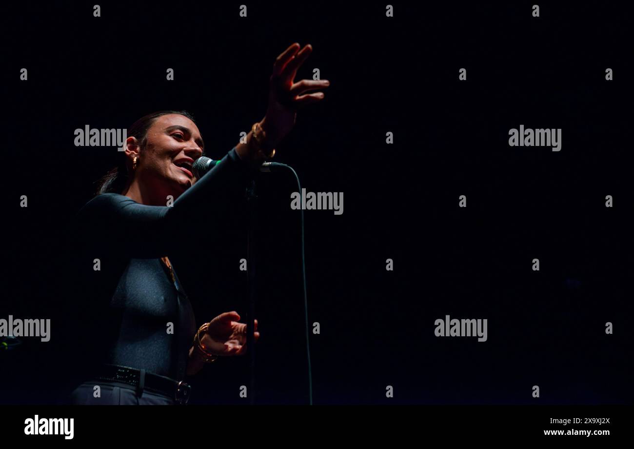 La chanteuse et compositrice britannique Nadine Shah jouant en live au Hammersmith Apollo en soutien à Young Fathers. Banque D'Images