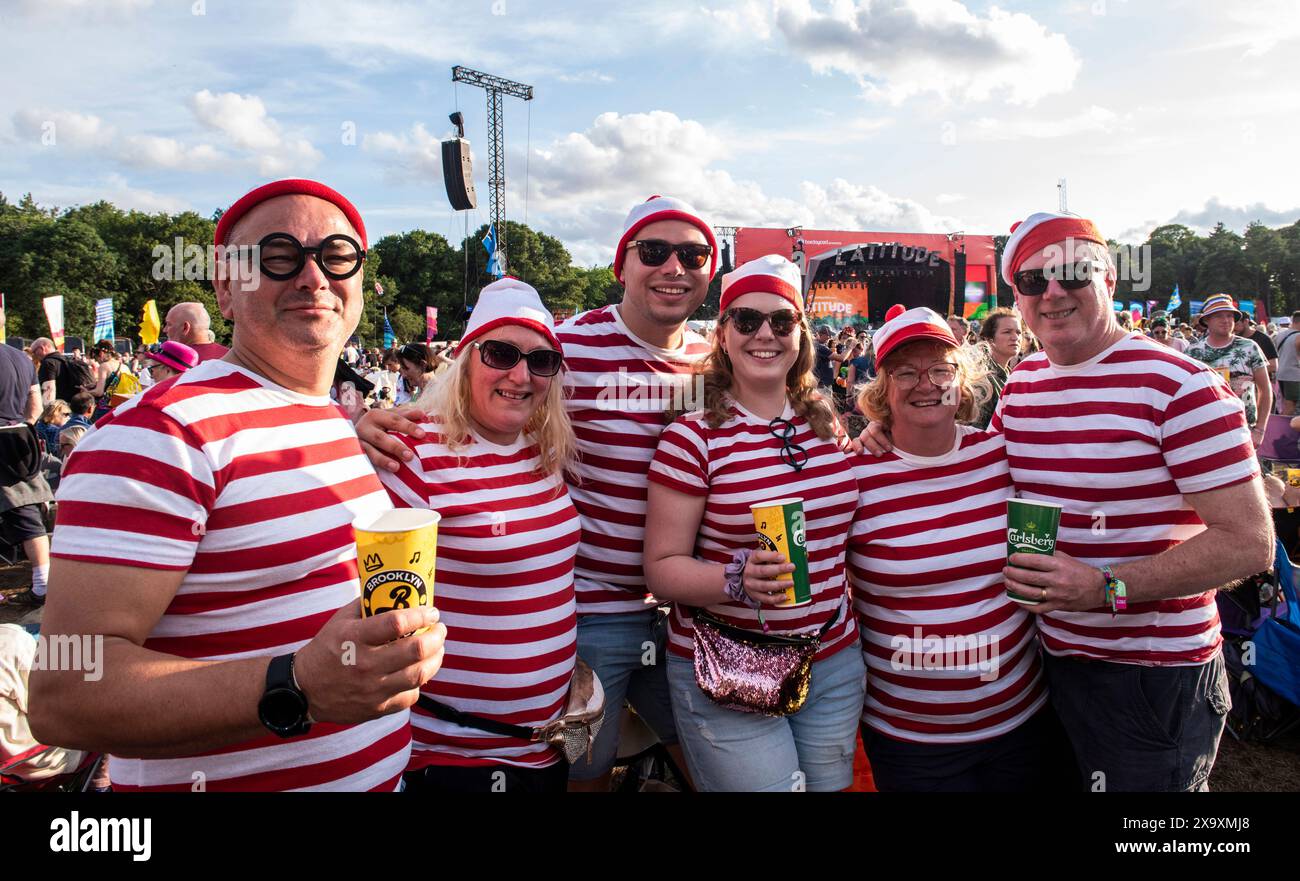Un groupe d'amis habillé en Wally pose pour la caméra tout en s'amusant au Latitude Festival à Henham Park dans le Suffolk. Banque D'Images
