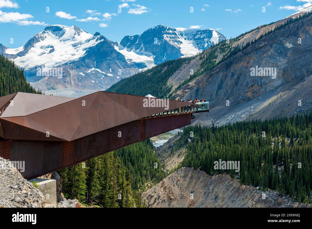 Skywalk du champ de glace Columbia avec des gens, glacier Athabasca, Jasper, Canada. Banque D'Images