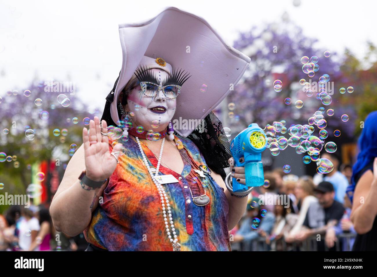 Los Angeles, États-Unis. 02 juin 2024. Un participant à la WeHo Pride Parade descend Santa Monica Blvd. À West Hollywood, Calif., le dimanche 2 juin 2024. Le parcours de la parade longeait la route historique 66, commençant à North San Vicente Blvd. Et se terminant dans le Rainbow District de la ville, où d'autres festivités de fierté ont eu lieu. (Photo de Caylo Seals/Sipa USA) crédit : Sipa USA/Alamy Live News Banque D'Images