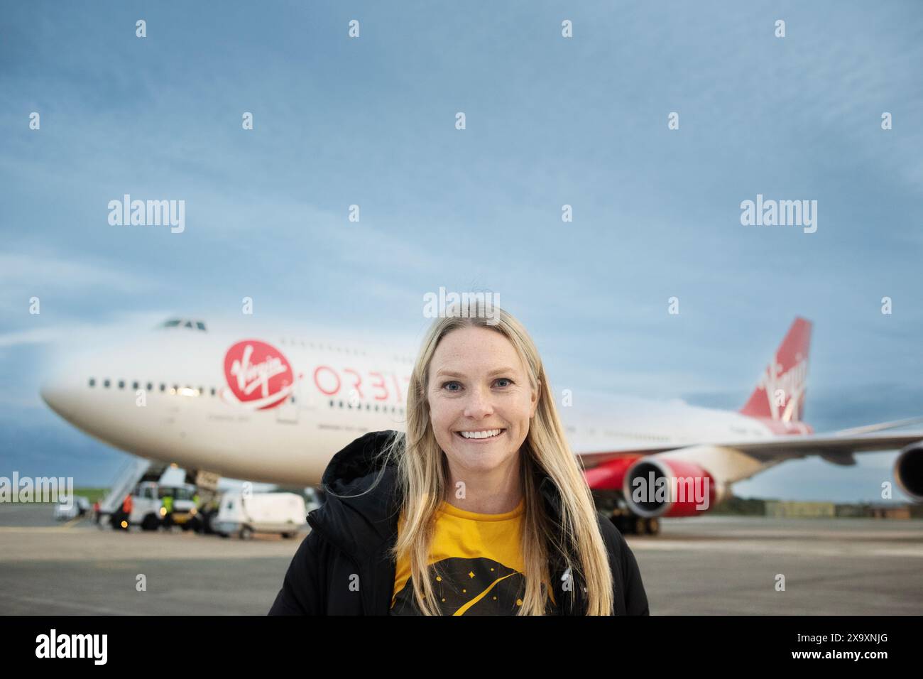 Une ravie Melissa Thorpe Directrice de Spaceport Cornwall debout devant l'avion Virgin Orbit Cosmic Girl qui est une plate-forme de lancement de fusée convertie en 747-400 après le moment historique où elle a atterri sur la piste du Spaceport Cornwall à Newquay au Royaume-Uni. Banque D'Images