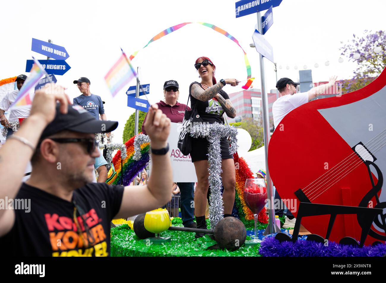 Los Angeles, États-Unis. 02 juin 2024. Un flotteur descend Santa Monica Blvd. Lors de la Weho Pride Parade à West Hollywood, Calif, le dimanche 2 juin 2024. Le parcours de la parade longeait la route historique 66, commençant à North San Vicente Blvd. Et se terminant dans le Rainbow District de la ville, où d'autres festivités de fierté ont eu lieu. (Photo de Caylo Seals/Sipa USA) crédit : Sipa USA/Alamy Live News Banque D'Images