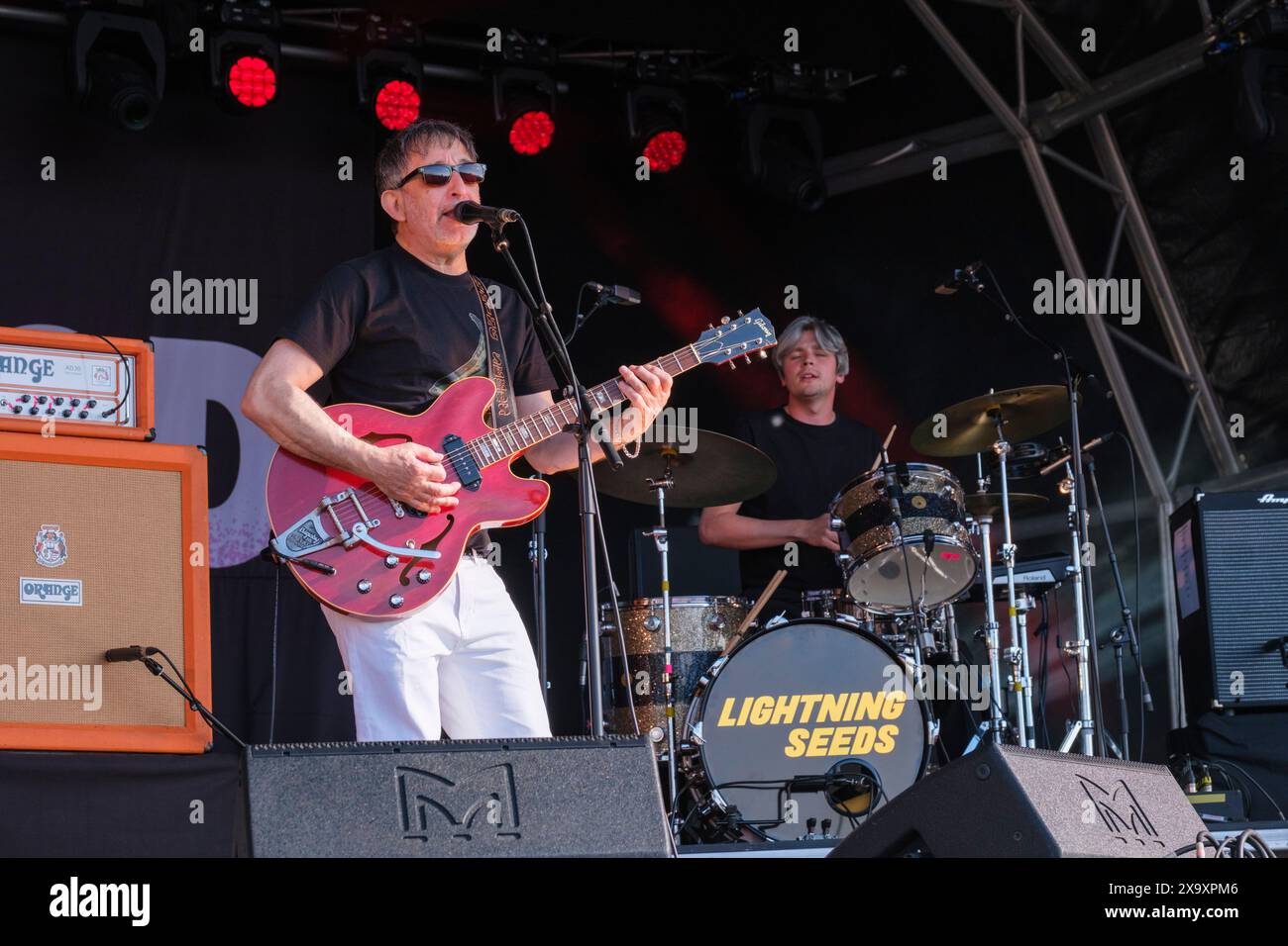 Ian Broudie des Lightning Seeds en concert au Wychwood Festival, Cheltenham, Royaume-Uni. 2 juin 2024 Banque D'Images