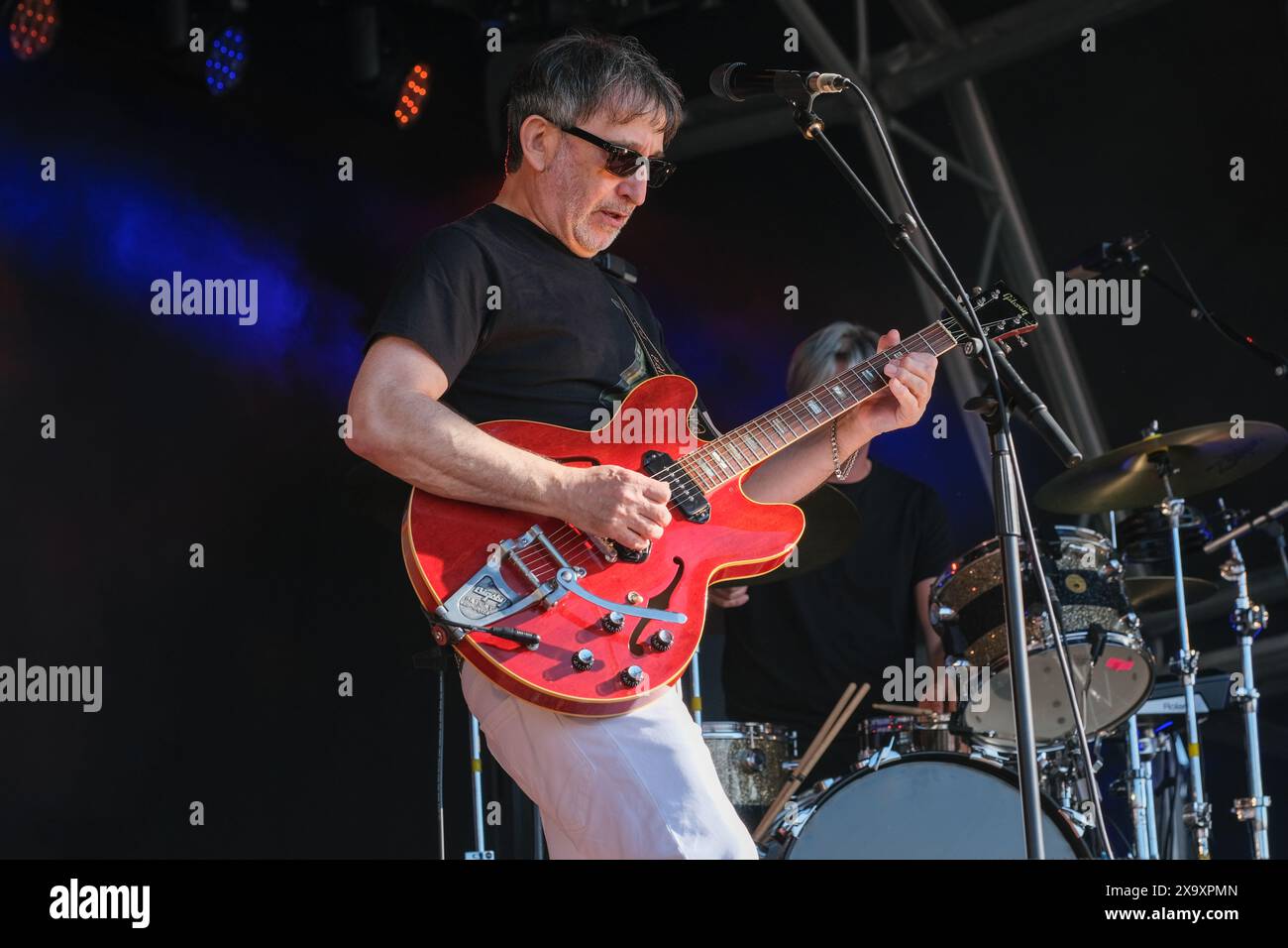 Ian Broudie des Lightning Seeds en concert au Wychwood Festival, Cheltenham, Royaume-Uni. 2 juin 2024 Banque D'Images