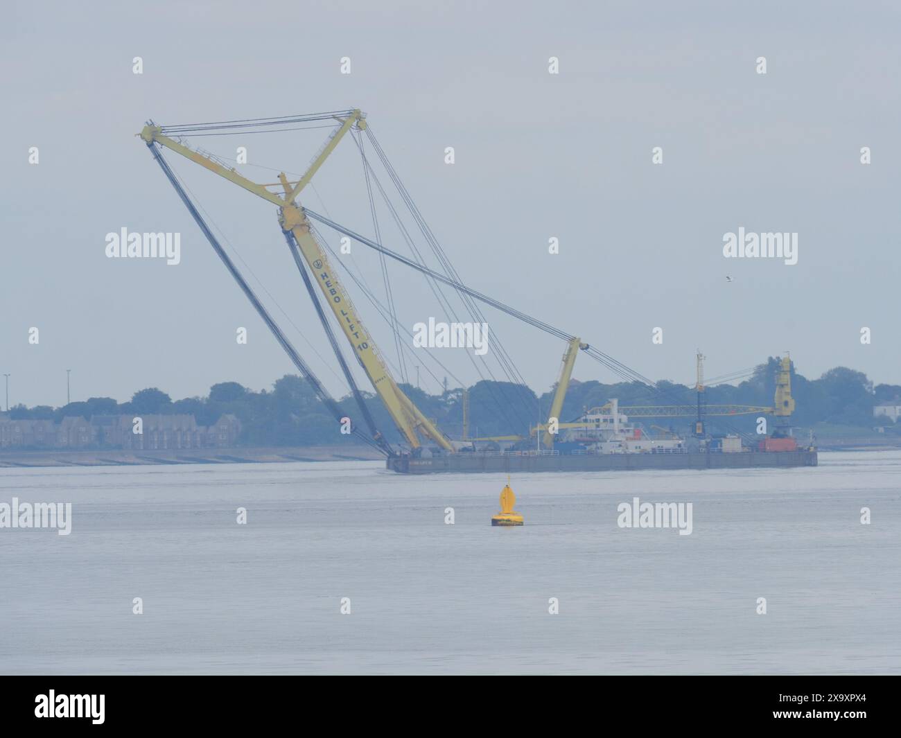 Sheerness, Kent, Royaume-Uni. 3 juin 2024. Énorme grue flottante à jambe de force 'Hebo Lift 10' (anciennement Talklift 4) vue en passant devant Sheerness, Kent cet après-midi. La compagnie maritime néerlandaise Hebo a acheté Talklift 4 de Boskalis l'année dernière. Le navire est la jambe de force la plus puissante du marché néerlandais avec une capacité de levage de 2200 tonnes. Crédit : James Bell/Alamy Live News Banque D'Images