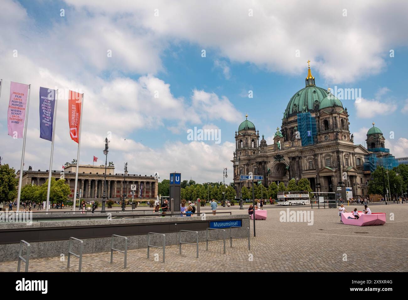 Berlin, Allemagne - 02 juin 2024 : la cathédrale de Berlin (Berliner Dom) et le vieux musée (Altes Museum) Banque D'Images