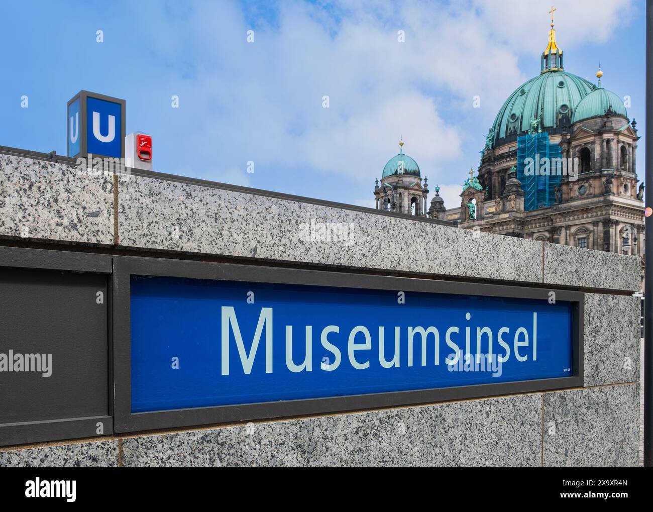 Berlin, Allemagne - 02 juin 2024 : panneau de la gare de l'île aux musées (Museuminsel) Banque D'Images