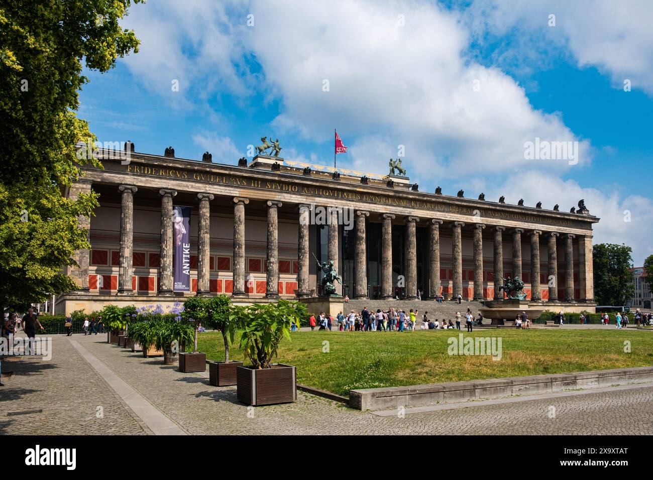 Berlin, Allemagne - 02 juin 2024 : le vieux musée (Altes Museum) sur l'île aux musées (Museumsinsel) à Berlin Banque D'Images