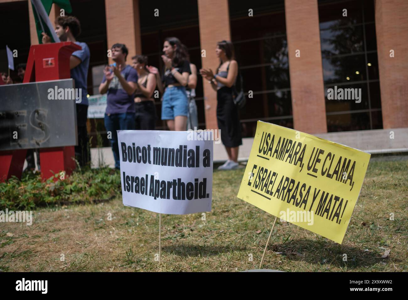 Des dizaines de personnes lors du rassemblement en solidarité avec le peuple palestinien, sur le campus de la Ciudad Universitaria, le 3 juin 2024 à Madrid, Espagne. Banque D'Images