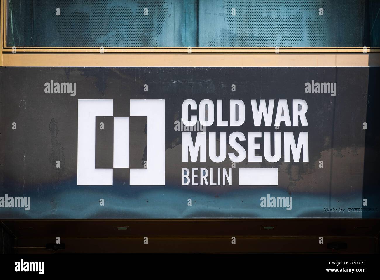 Berlin, Allemagne - 02 juin 2024 : logo du Musée de la Guerre froide à Berlin, Allemagne Banque D'Images