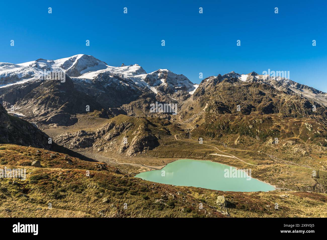 Paysage avec des montagnes enneigées et vue sur Steinsee, un lac glaciaire au col de Susten, Innertkirchen, Canton de Berne, Suisse Banque D'Images