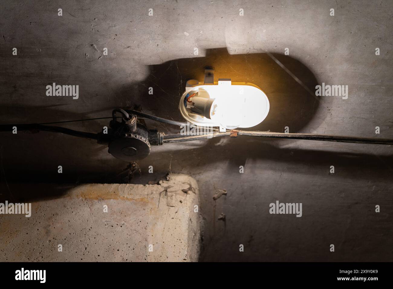 ECLAIRAGE de secours dans un entrepôt militaire. Banque D'Images