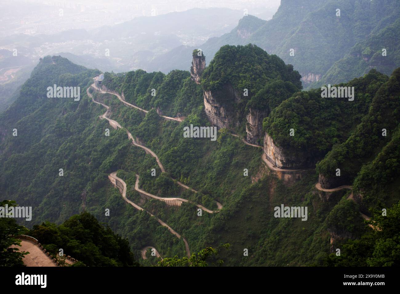 Voir la chaîne de paysage montagne et la route 99 virage pour les chinois voyageurs voyage visiter Tianmen Shan grotte Heaven Gate dans Tianmenshan montagne N Banque D'Images
