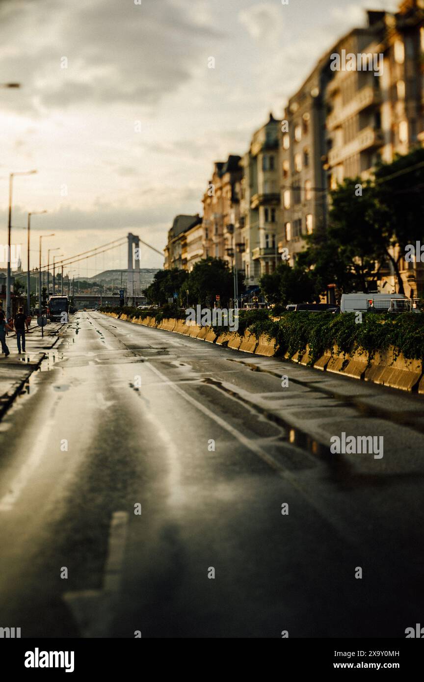 Rue humide après pluie à Budapest, Hongrie Banque D'Images